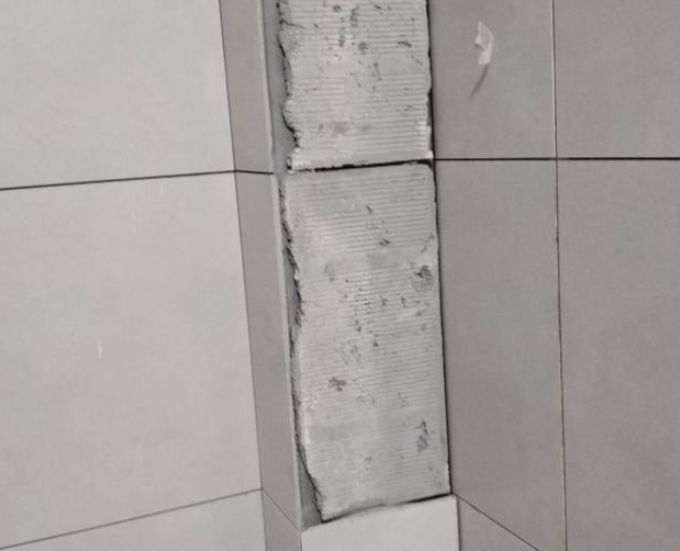 舒城瓷砖空鼓维修公司分享下瓷砖施工前基层浇水润湿程度不足，可能导致以下问题